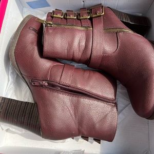 JustFab Burgundy Rosalia size 9